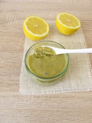 Ein Glas Olivenmarmelade und Zitrone