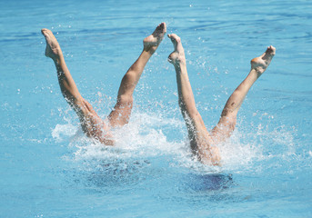 Compétition de natation synchronisée. - obrazy, fototapety, plakaty