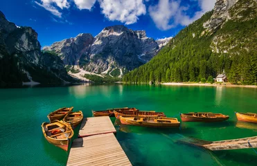 Crédence de cuisine en verre imprimé Lac / étang Braies : bateaux dans un lac alpin idyllique dans le Trentin-Haut-Adige