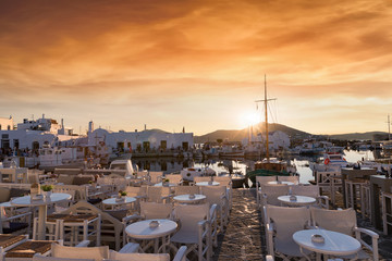 Das idyllische Fischerdorf Naousa auf Paros mit seinen Bars und Restaurants direkt am Hafen bei Sonnenuntergang, Kykladen, Griechenland