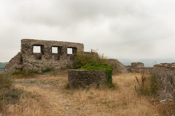 studnia pośrodku ruin zamku