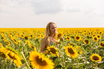 Fototapeta premium Model in sunflower field 