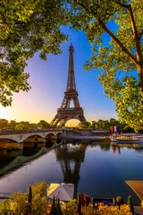 Tuinposter Uitzicht op de Eiffeltoren en de rivier de Seine bij zonsopgang in Parijs, Frankrijk. Eiffeltoren is een van de meest iconische bezienswaardigheden van Parijs © Ekaterina Belova