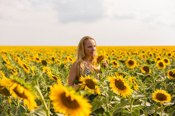 Fototapeta premium Model in sunflower field 