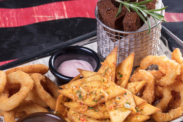 Жареные на фритюре пончики с вкуснейшим белым и красным соусом.Горячий и очень калорийный десерт