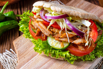 Crunchy pita with grilled gyros meat. Various vegetables and garlic sauce