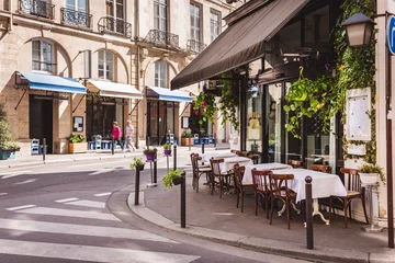 Fotobehang Gezellige straat met tafels van café in Parijs, Frankrijk © Ekaterina Belova