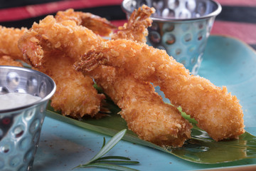 Креветки в кляре с очень оригинальным белым соусом и соусом томатным. Очень крупные королевские креветки. Морепродукты с соусом