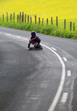 ni&ntilde;a andando en patinete por la carretera  U84A7216-f18