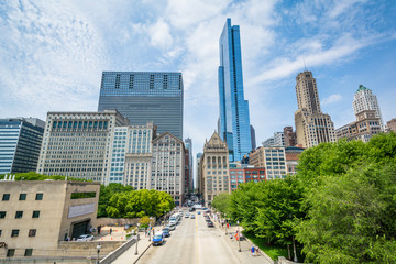 Fototapeta na wymiar View of buildings along Monroe Street in Chicago, Illinois