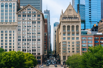 Obraz premium View of buildings along Monroe Street in Chicago, Illinois