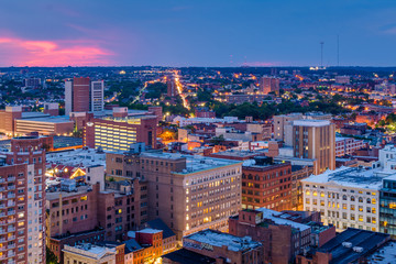 Obraz premium Widok na centrum Baltimore, Maryland o zachodzie słońca