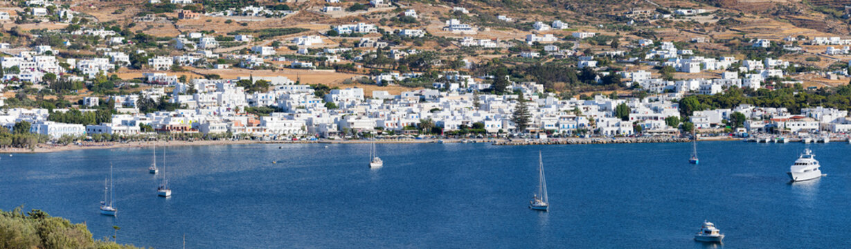 Panoramablick auf den Hafen und die Str&auml;nde von Parikia auf Paros, Kykladen, Griechenland