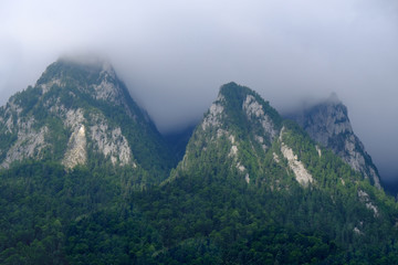 Rumunia, Góry Bucegi - widok na zielone szczyty otulone chmurami © Iwona