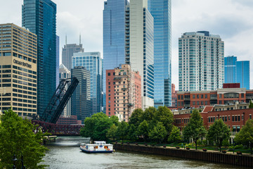Fototapeta premium View of the skyline and river in Chicago, Illinois