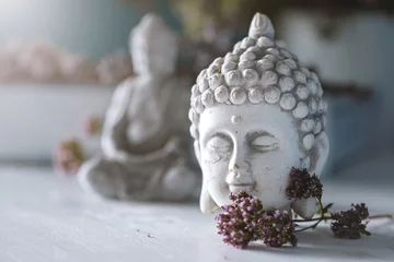 Tuinposter Boeddha Close up van Boeddha hoofd met kleine boeddhabeeld op de achtergrond in een zen-tuin