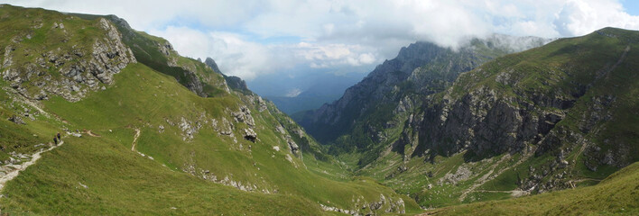 Fototapeta na wymiar Rumunia, Góry Bucegi - górski widok na trasie ze szczytu Omul przez wąwóz do Busteni