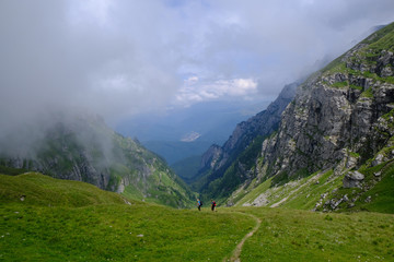 Rumunia, Góry Bucegi - górski widok z turystami na trasie ze szczytu Omul przez wąwóz do Busteni