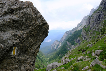 Rumunia, Góry Bucegi - górski widok ze skałą na trasie ze szczytu Omul przez wąwóz do Busteni