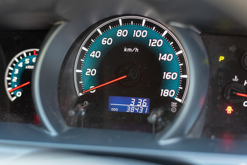 車のスピードメーター
