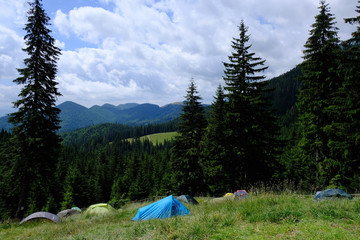 Rumunia, Karpaty Rumuńskie - górski widok z z namiotami przy Schronisku Cabana Curmătura