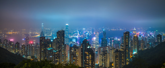 Naklejka premium Panoramiczny widok na panoramę miasta Hongkong w nocy