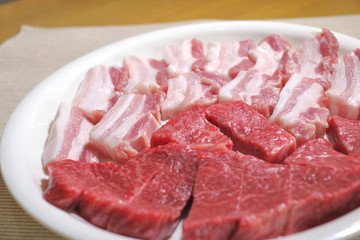 牛肩ステーキ肉と豚バラ