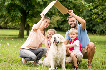 Familie mit Dach über dem Kopf