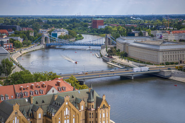 Wrocławskie mosty z ruchem samochodowym oraz żegluga na rzece - Wrocław, Polska © Piotr Mitelski