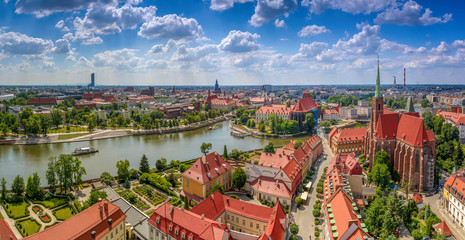 Widok z lotu ptaka na centrum miasta, rzekę oraz żeglujące statki - Wrocław, Polska - obrazy, fototapety, plakaty