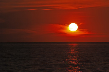 Fototapeta na wymiar water sunrise,Sun Setting The Horizon