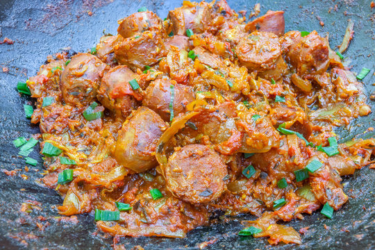 rougail saucisses dans un wok, sp&eacute;cialit&eacute; culinaire, &icirc;le de la R&eacute;union 