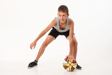 Obraz premium teenager with a basketball on a white background.