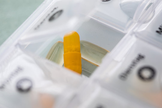 Tabletten in Pillenbox Dispenser f&uuml;r Patient zur Behandlung 