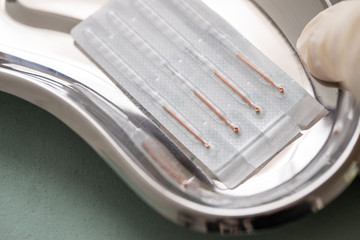 Verpackte Akupunturnadeln mit Kupfergriff in Nierenschale zur TCM Akupunktur Behandlung