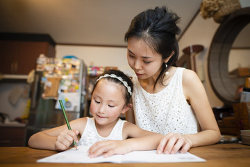 勉強をする母と娘