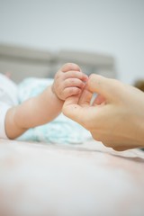 赤ちゃんと母親の手