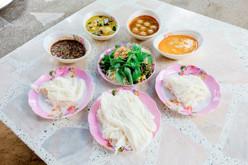 Fototapeta na wymiar Thai rice vermicelli served with curry