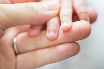 赤ちゃんと母親の手