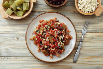 pasta con cardi o cardoni in salsa di pomodoro e tofu con spezie varie 