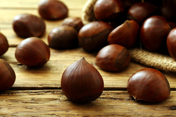 marroni o castagne su sfondo rustico