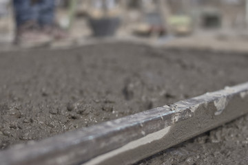 obrero trabajando con cemento fresco y llana