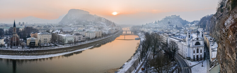 Obraz premium Salzburg panorama miasta Twierdza Salzach zima -10 ° C