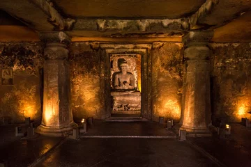Fotobehang Monument Zittende Boeddha uitgehouwen in de rotsen, bij de grotten van Ajanta