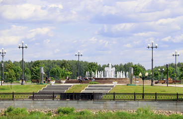 Fototapeta na wymiar Fountain on the embankment of the Volga and Kotorosl embankment in Yaroslavl
