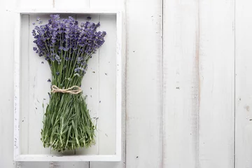 Photo sur Plexiglas Lavande Beau bouquet de fleurs de lavande dans un plateau en bois blanc sur des planches, vue de dessus