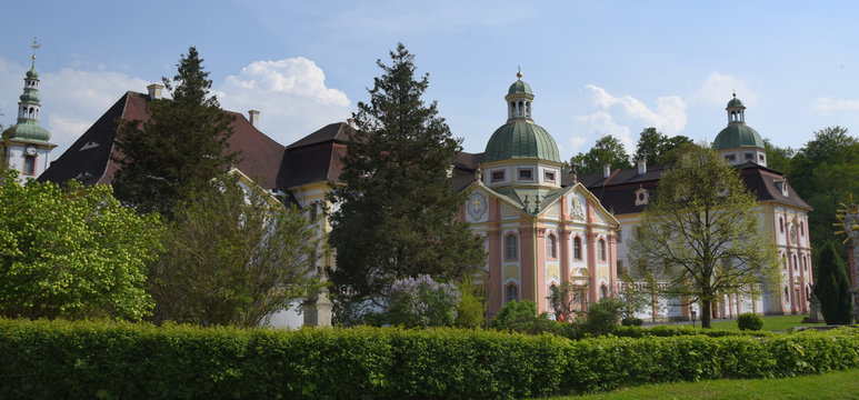 Blick auf den Klosterkomplex von St. Marienthal vor strahlend blauem Himmel