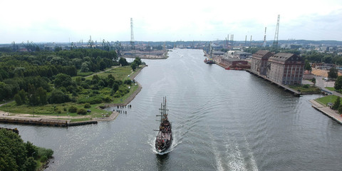 żaglowiec w kanale portu Gdańsk 