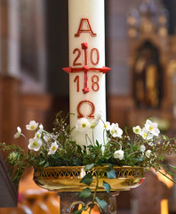 Osterkerze mit weißen Blumen in der Klosterkirche des Klosters Marienthal