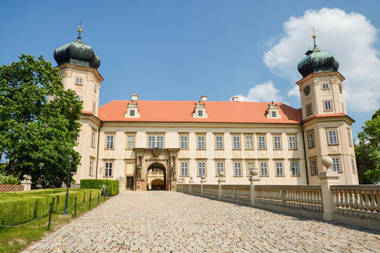 Mnisek pod Brdy Castle